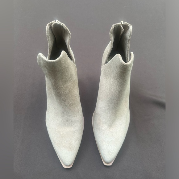 NWOB Vince Camuto Bibestie Bootie size 9
Color: Beige Suede? - Picture 2 of 9